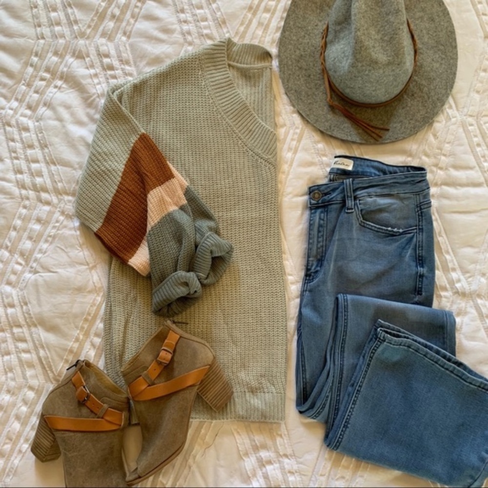 New Boutique Cozy Fall V-Neck Sweater - Picture 3 of 4